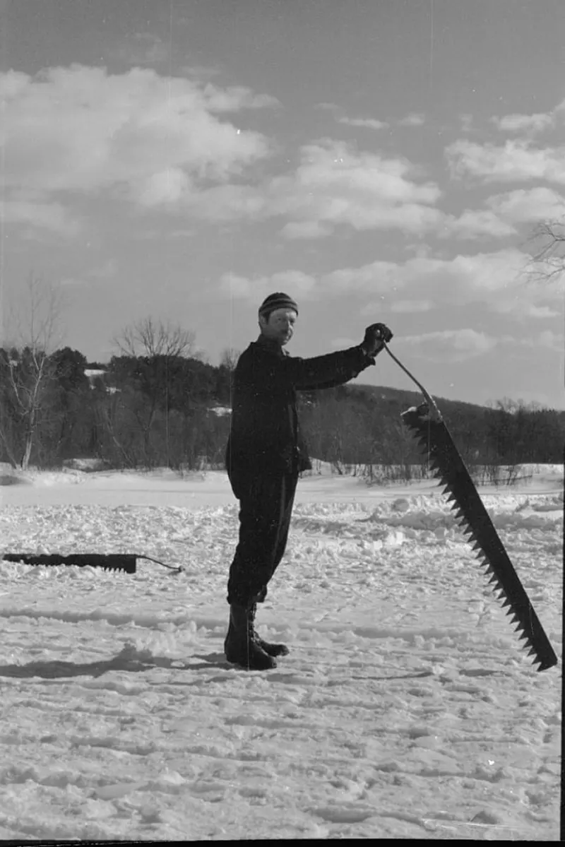 Une photographie qui capture le processus de coupe de la glace sur la rivière Ottauquechee en 1936.