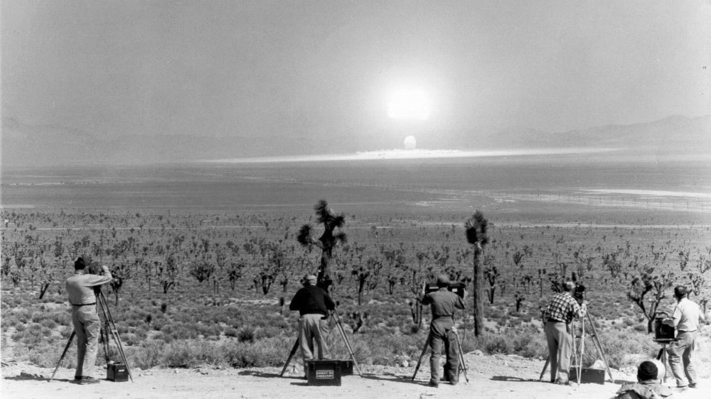 Des caméramans filmant l'explosion atomique de Wasp Prime Test, lors de l'opération Teapot. Nevada, 18 février 1955.