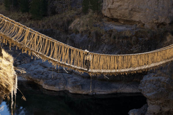 Q’eswachaka : un pont suspendu inca entièrement fabriqué d'herbe