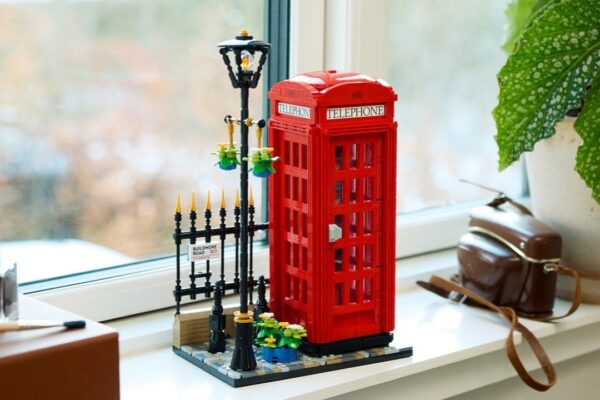 Les emblématiques cabines téléphoniques rouges s'invitent chez LEGO