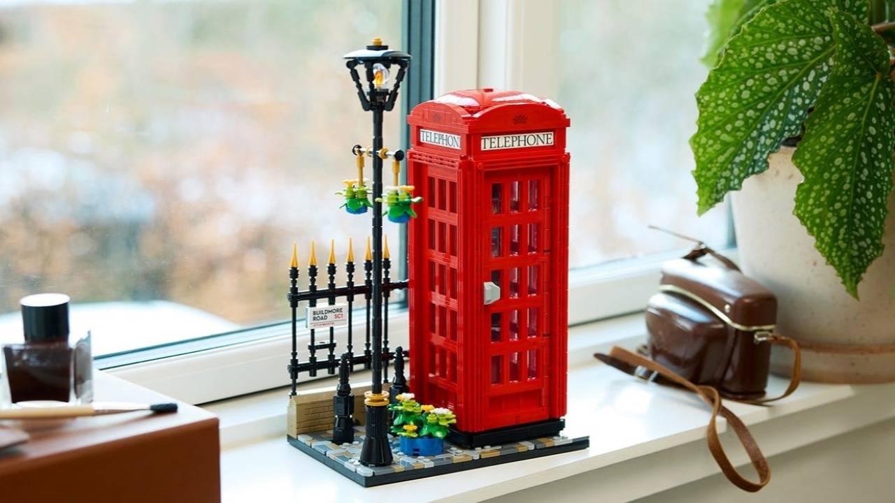 Les emblématiques cabines téléphoniques rouges s'invitent chez LEGO