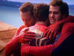 Les Spider-Men de Toby McGuire, Andrew Garfield et Tom Holland se prennent dans les bras dans Spider-Man : No Way Home