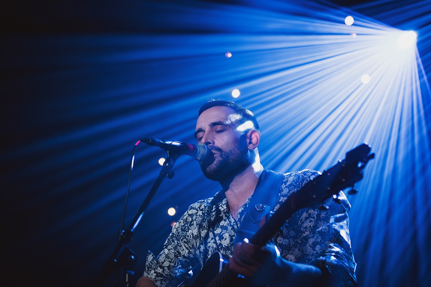 Louis Durdek dévoile la magie folk rock de son album "Unnamed Road"
