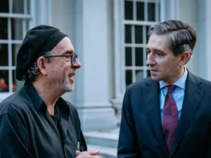 Tim Burton et le Premier ministre irlandais, tournage de la série Mercredi 