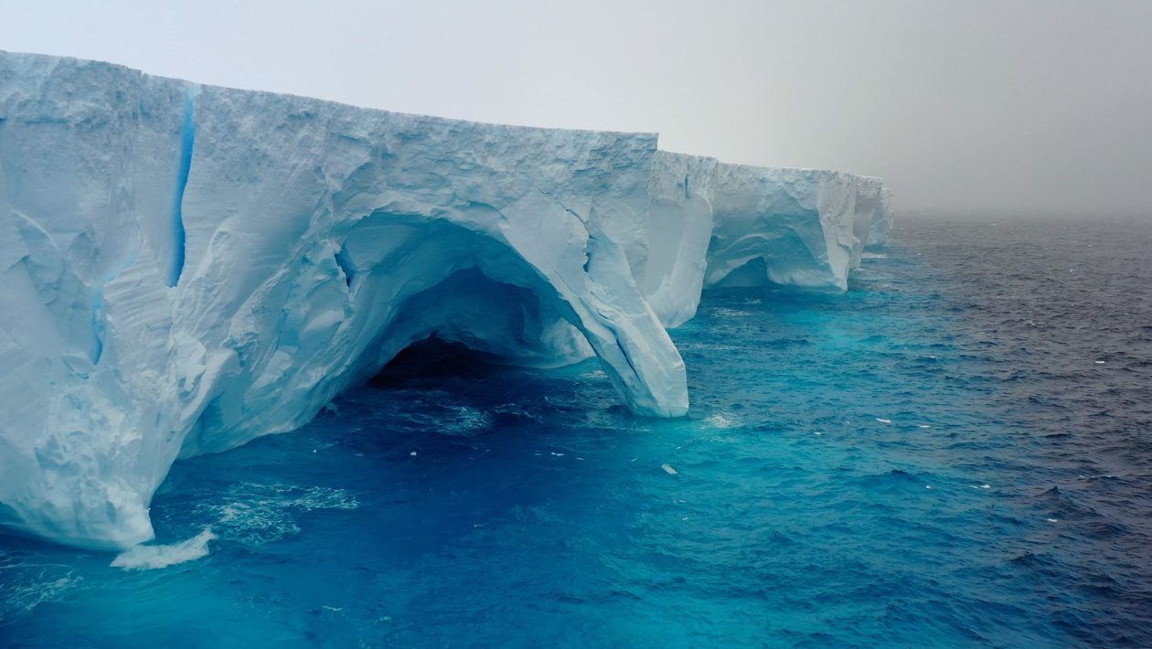 Pourquoi l'iceberg A23a tourne-t-il sur lui-même ?