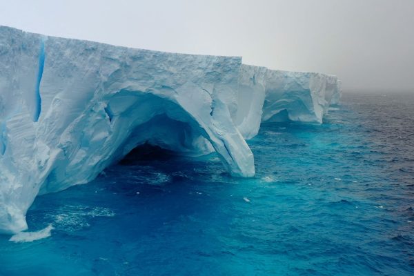 Pourquoi l'iceberg A23a tourne-t-il sur lui-même ?