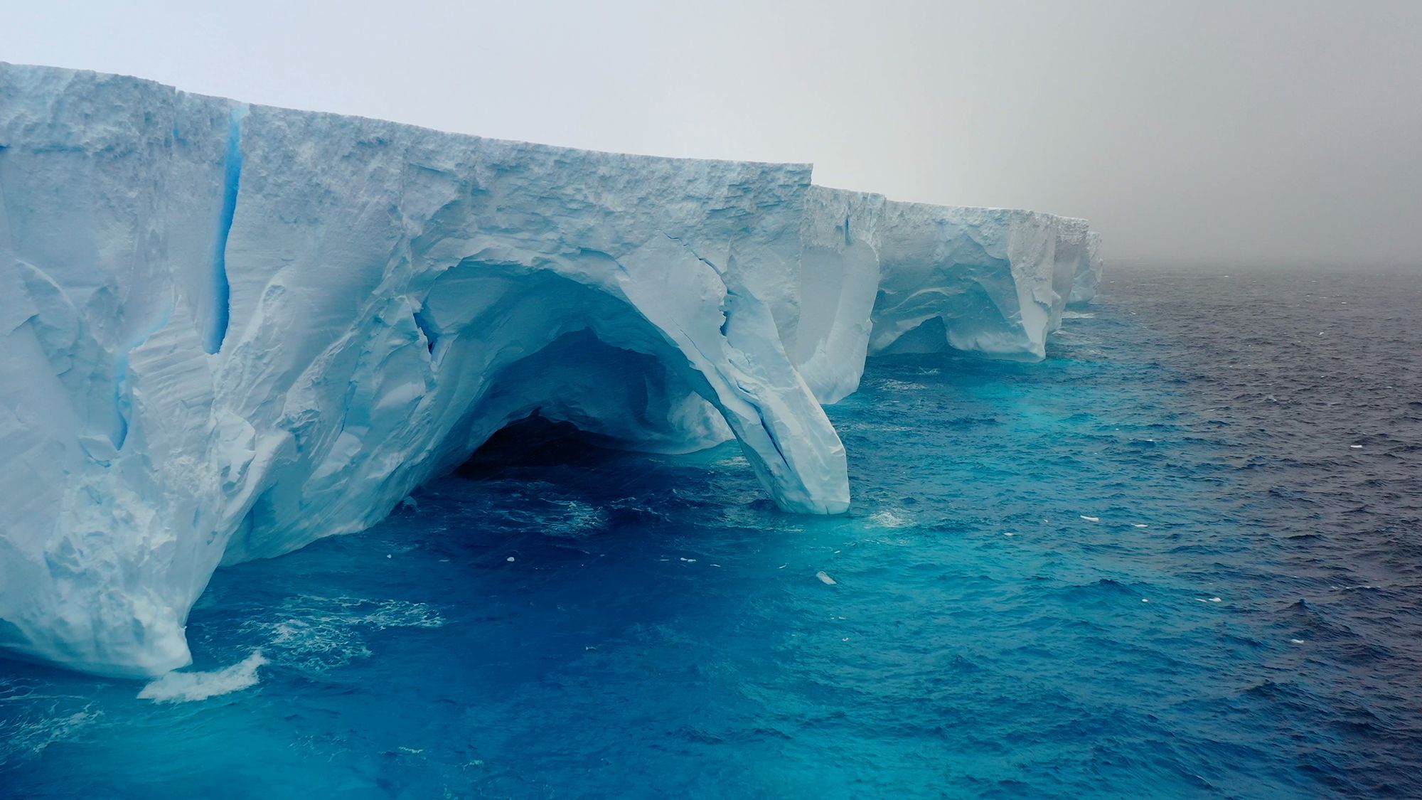 Pourquoi l'iceberg A23a tourne-t-il sur lui-même ?