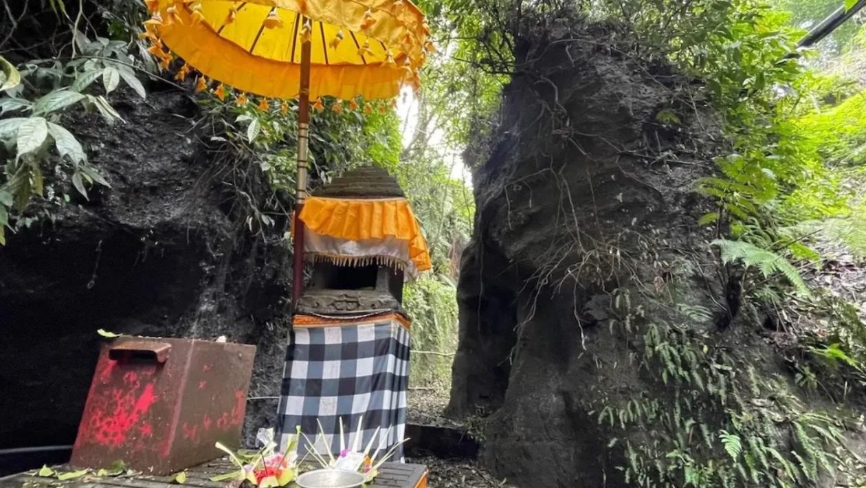 Pourquoi des statues et des arbres sont habillés à Bali ?