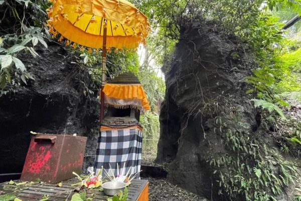 Pourquoi des statues et des arbres sont habillés à Bali ?