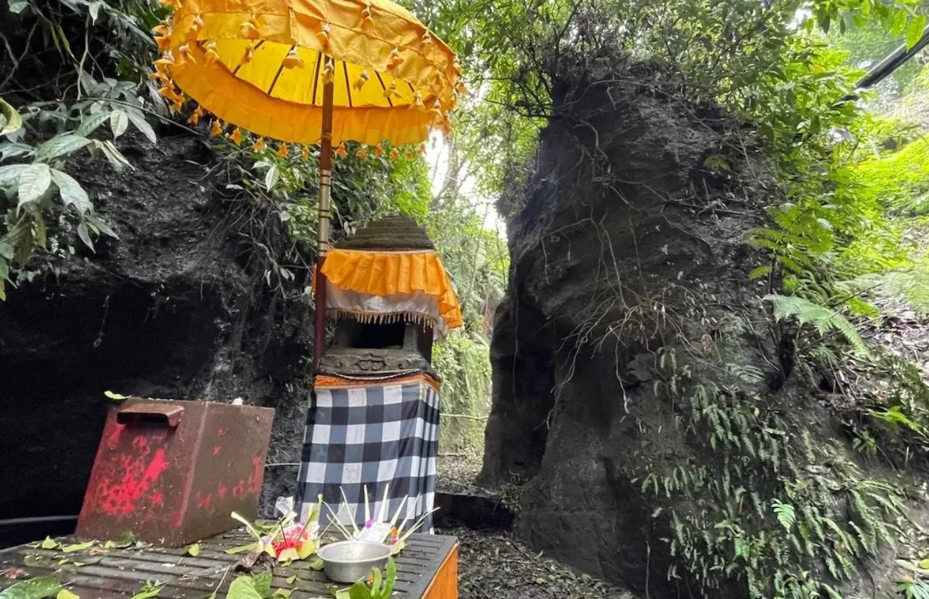 Pourquoi des statues et des arbres sont habillés à Bali ?