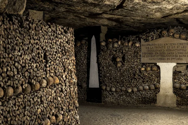 3 personnalités enterrées dans les Catacombes de Paris !