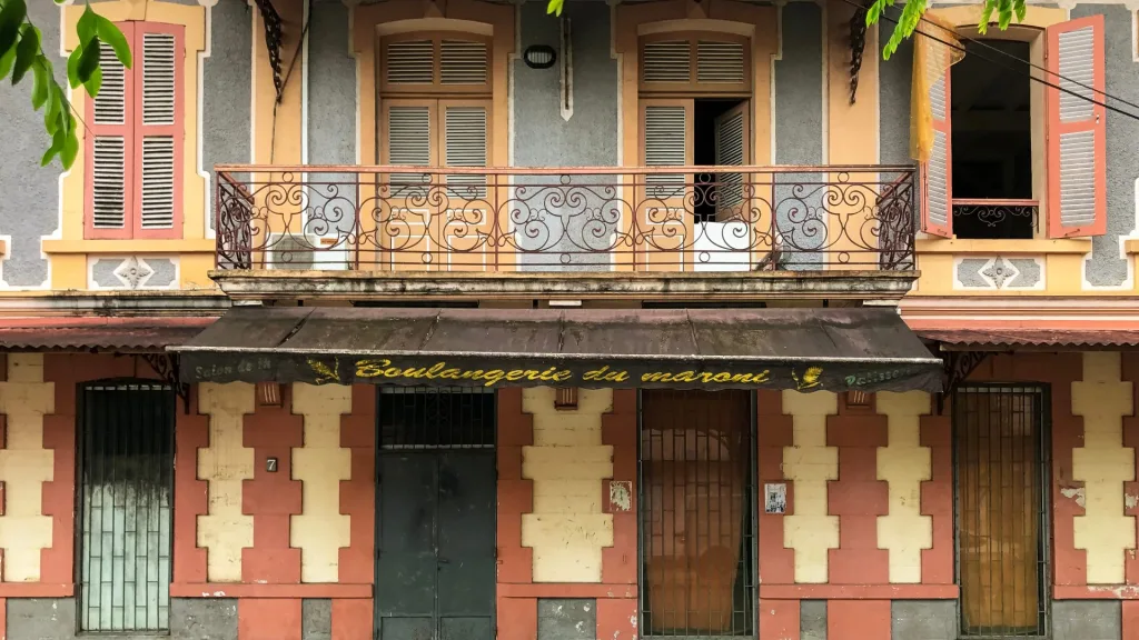 Façade d'une boulangerie à l'architecture d'époque.