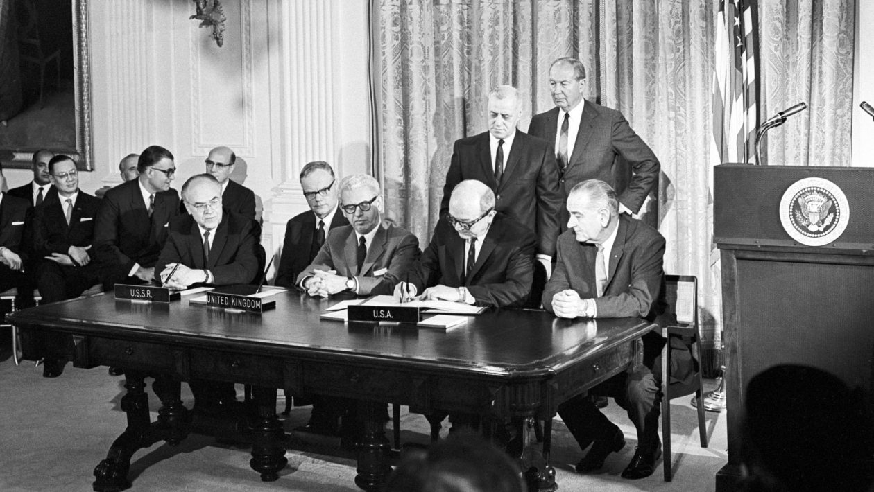 27 janvier 1967 : signature du "Traité de l'Espace"