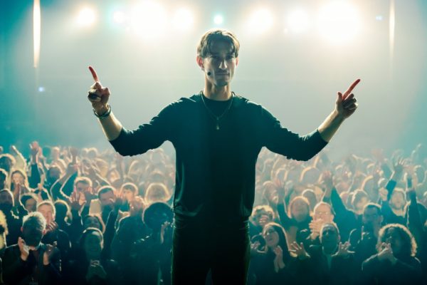 « Gourou » : le film avec Pierre Niney dévoile une première image intrigante !