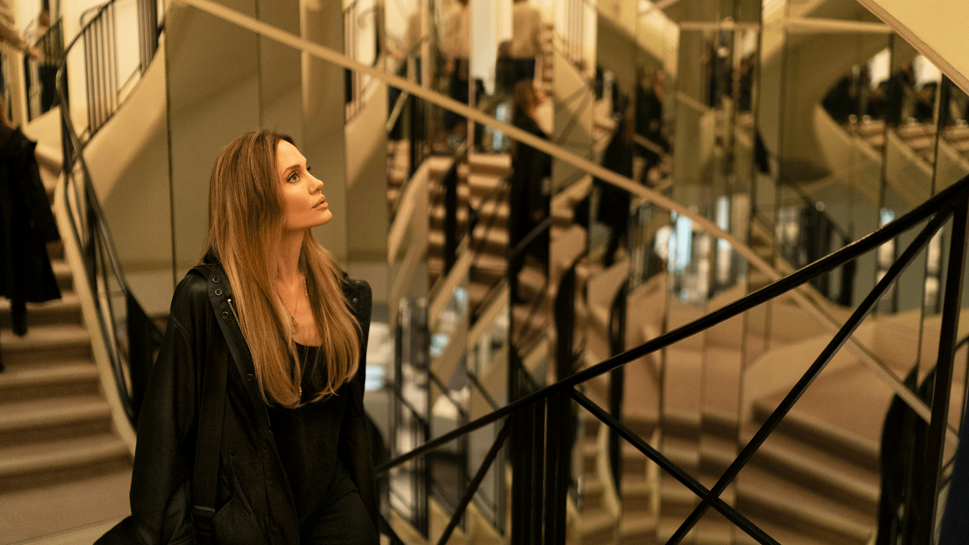 « Coutures » : une surabondance de tissus [critique]